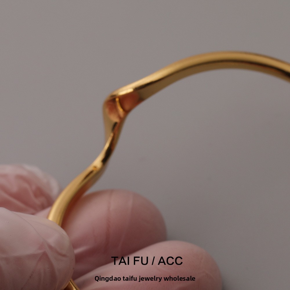 Elegant Minimalist Wave Curve Open Bracelet Women's Hand Highlighting Fashionable OL Style Gold Plated Copper Jewelry