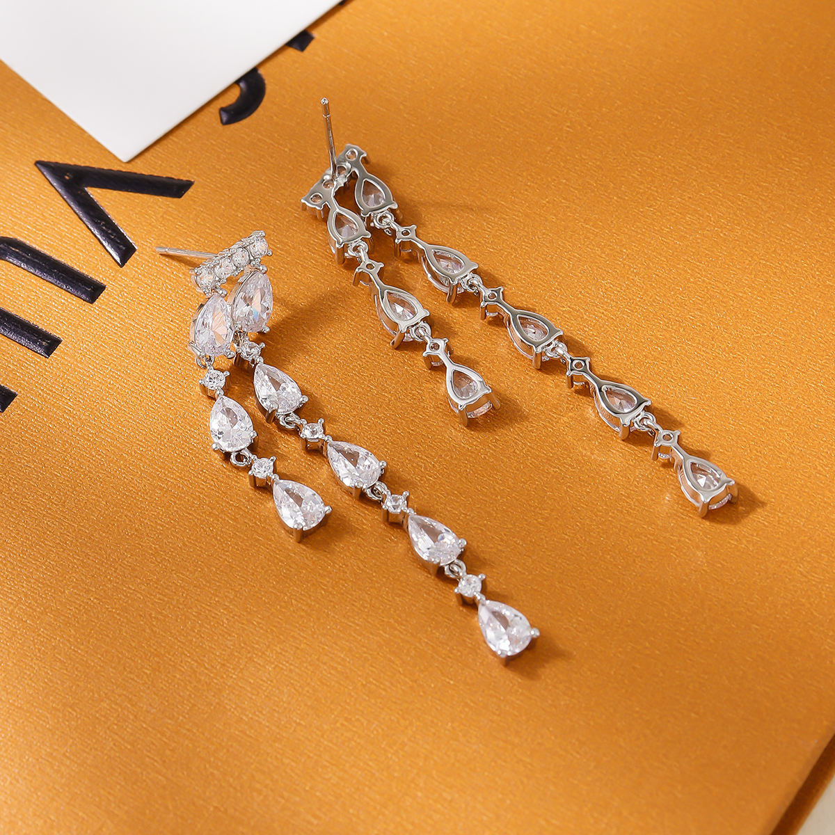 Fashionable Sparkling Waterdrop Earrings Necklace Set Women Full Diamond Banquet Clavicle Chain Jewelry Copper Material Circle Craft
