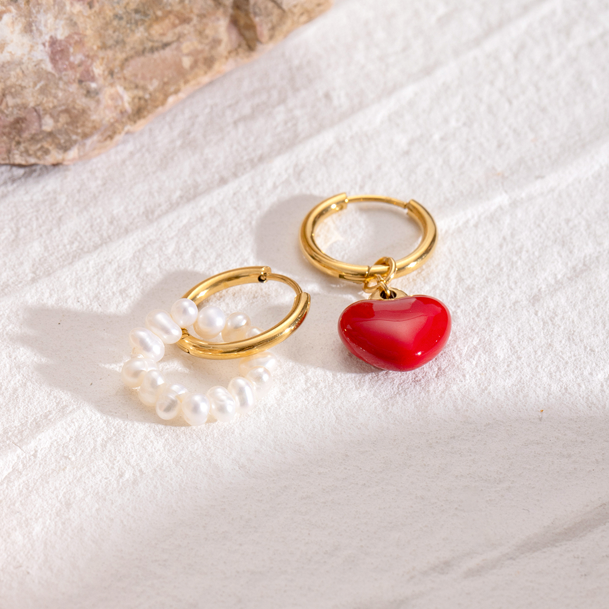 1 Pair Simple Style Classic Style Heart Shape Asymmetrical Enamel Pearl 304 Stainless Steel PVD Coated 18K Real Gold Plated Women's Red Charm Sleeper Hoop Earrings Drop Earrings
