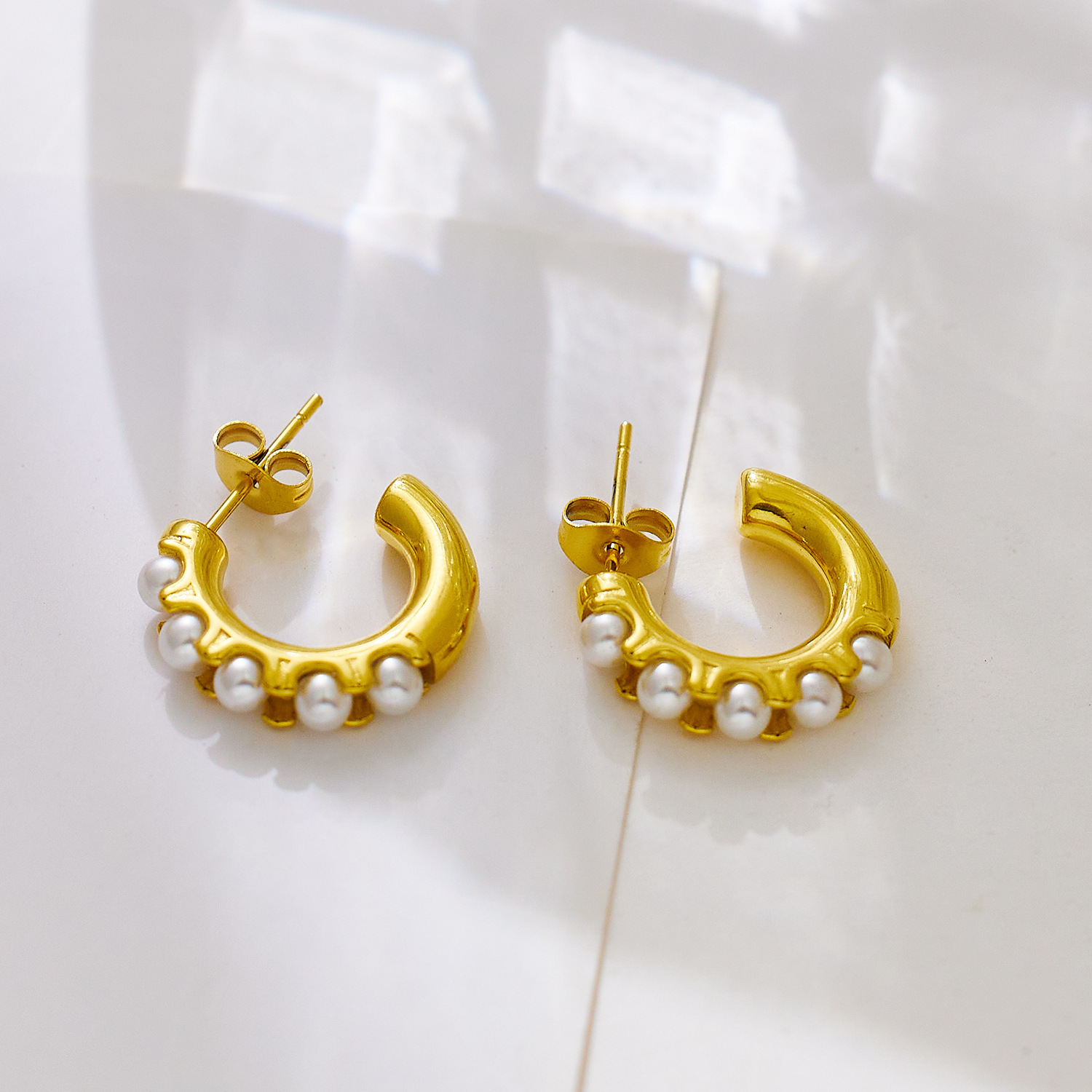 Elegant 18K Gold Plated Titanium Steel C-Shaped Pearl Earrings Vintage French Style Women's Jewelry Accessories U-Shaped Geometric