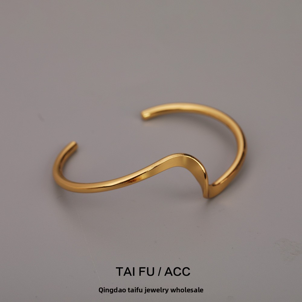 Elegant Minimalist Wave Curve Open Bracelet Women's Hand Highlighting Fashionable OL Style Gold Plated Copper Jewelry