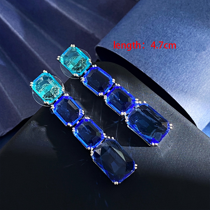 Elegant  Short Necklace With Zircon For Party Flashy And Fashionable Versatile Accessories Geometric Pattern Daily Wear Silver Ear Studs