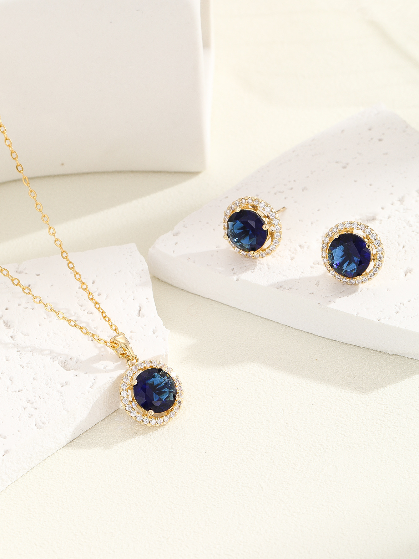 Elegant European Style Necklace Women's Super Shiny Zircon Fashionable Minimalist Design Luxury Jewelry Set