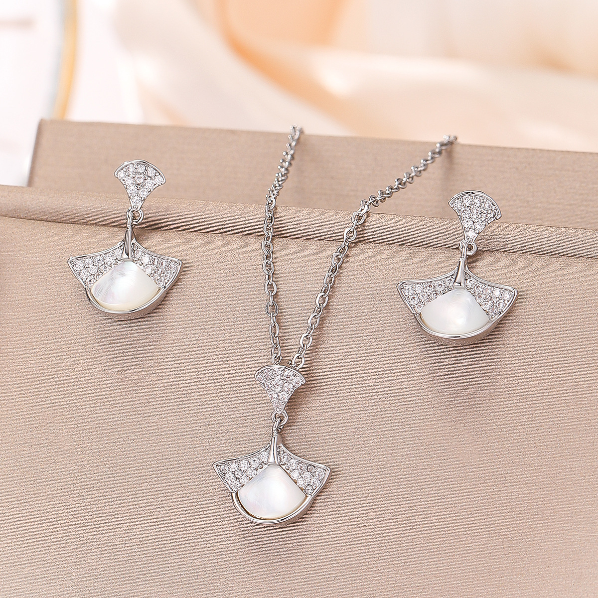 Fashionable Middle Eastern Style Shell Pendant Necklace And Earrings Set High Version Fan Shape Simple Atmosphere Copper Jewelry Accessories
