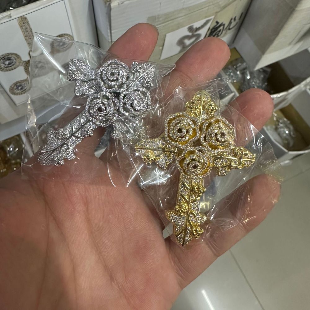 Fashion Style Rose Cross Zircon Pendant Twisted Chain Necklace Unisex Couple Accessories Geometric Pattern Copper Material