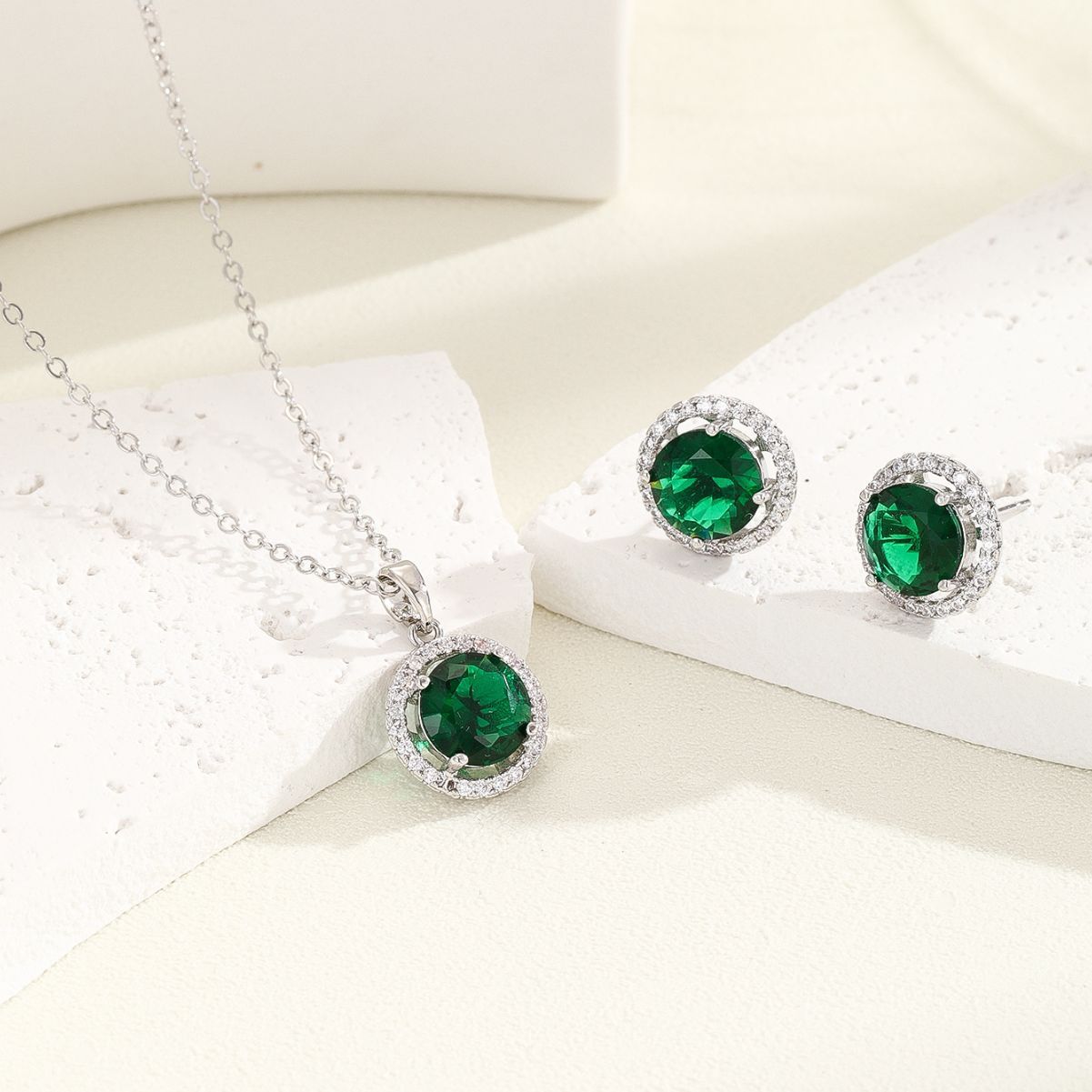 Elegant European Style Necklace Women's Super Shiny Zircon Fashionable Minimalist Design Luxury Jewelry Set