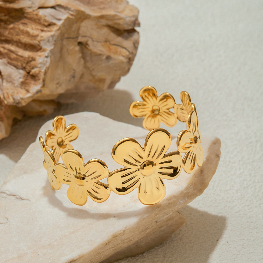 Modern Minimalist Ladies' Bracelet 18K Gold Stainless Steel Flower Open Handmade Jewelry Accessories For Travel All Seasons