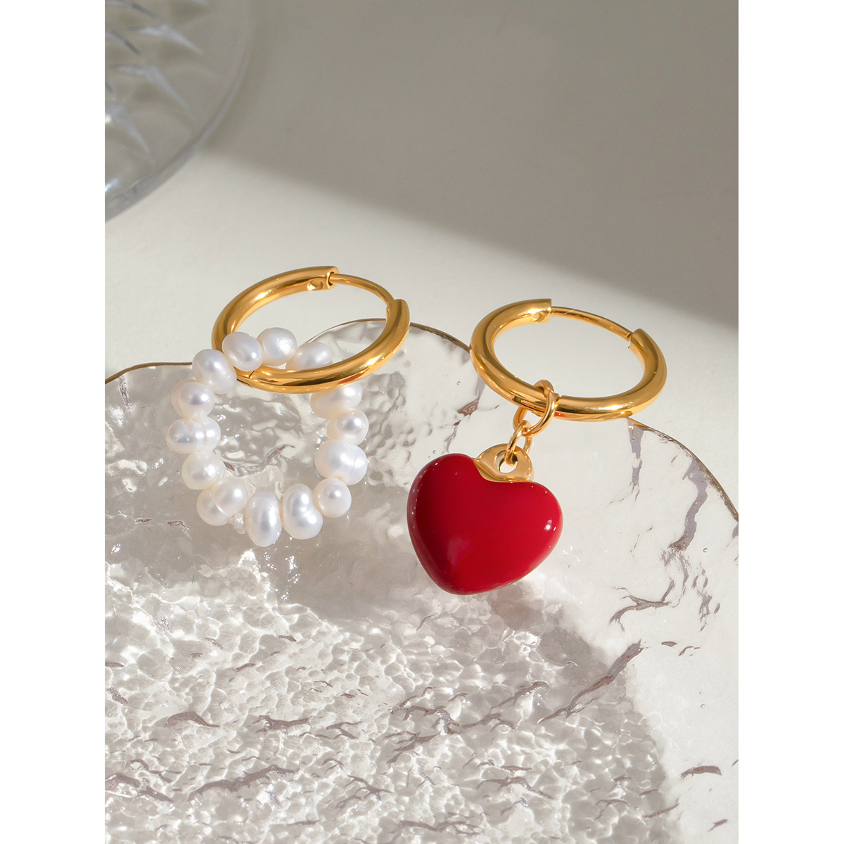 1 Pair Simple Style Classic Style Heart Shape Asymmetrical Enamel Pearl 304 Stainless Steel PVD Coated 18K Real Gold Plated Women's Red Charm Sleeper Hoop Earrings Drop Earrings