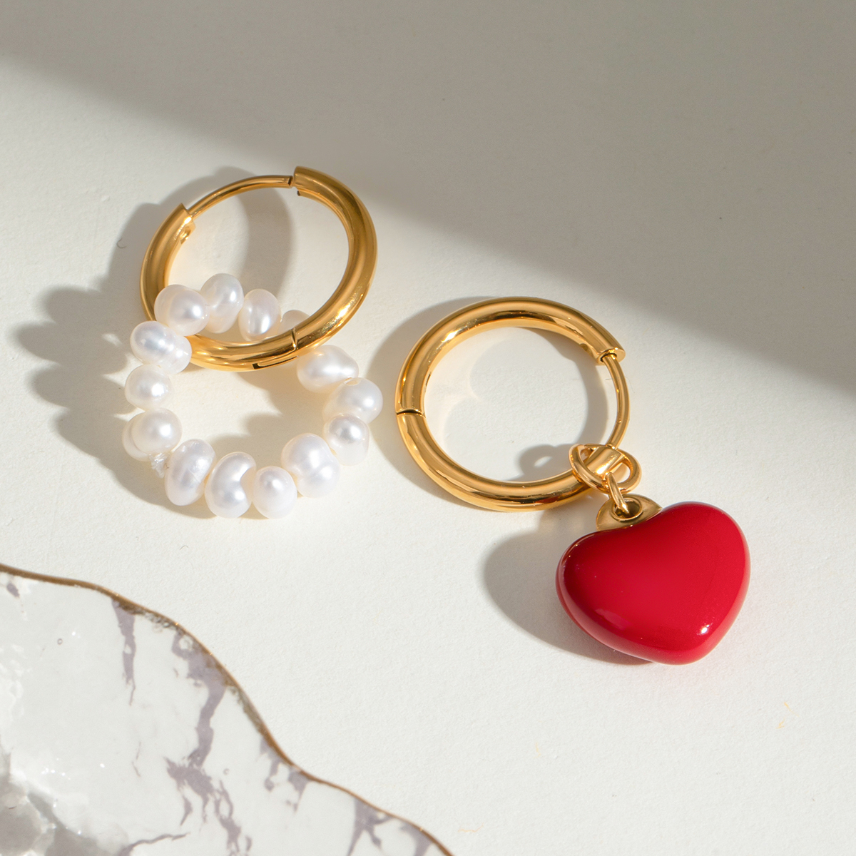1 Pair Simple Style Classic Style Heart Shape Asymmetrical Enamel Pearl 304 Stainless Steel PVD Coated 18K Real Gold Plated Women's Red Charm Sleeper Hoop Earrings Drop Earrings