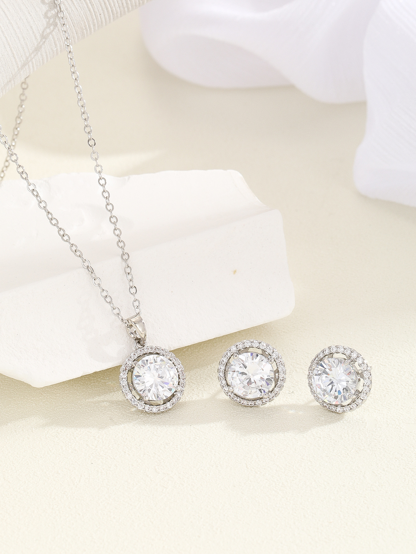 Elegant European Style Necklace Women's Super Shiny Zircon Fashionable Minimalist Design Luxury Jewelry Set