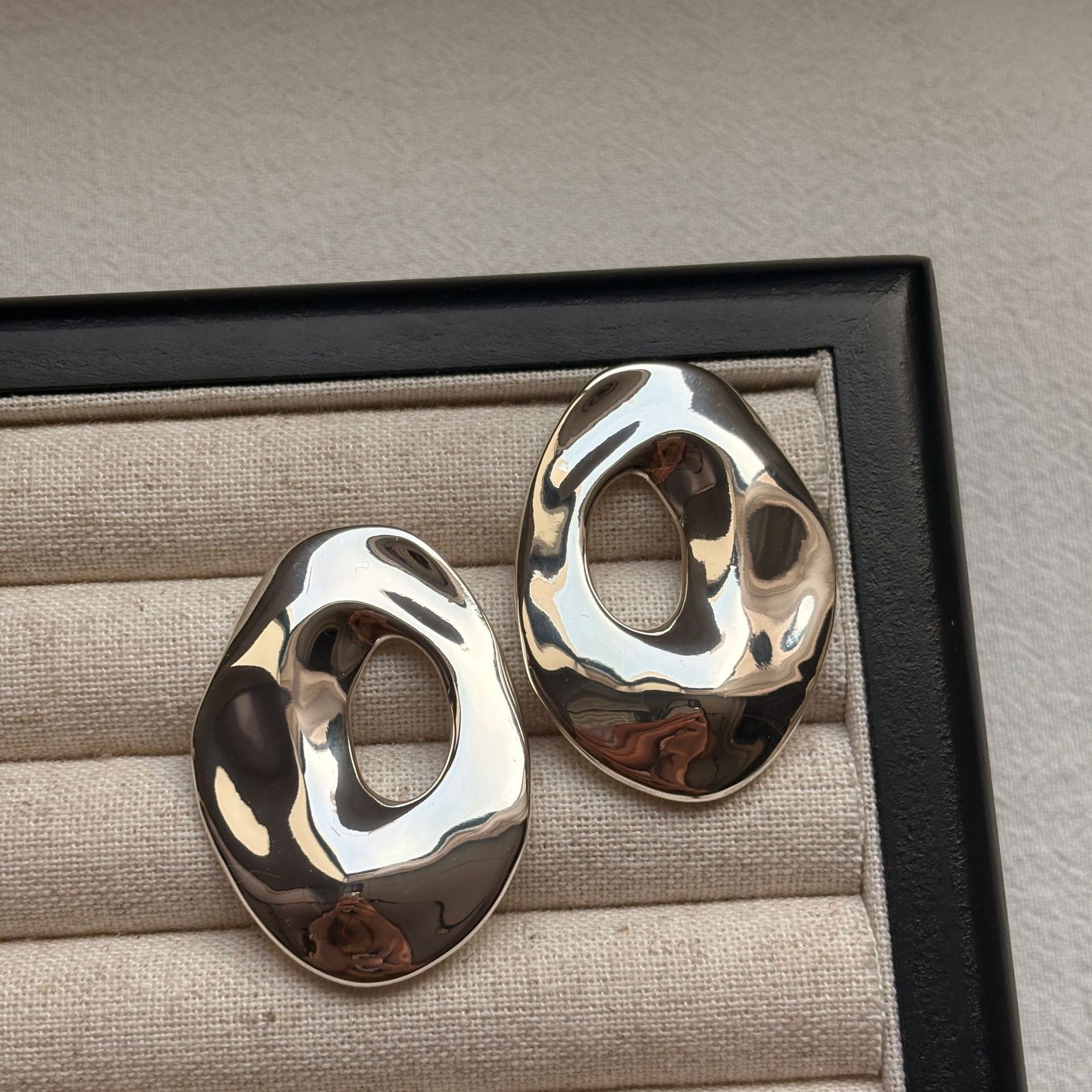 Elegant Simple Geometric White Earrings For Women Fashionable High-End Design Versatile Stylish Copper Jewelry Accessories