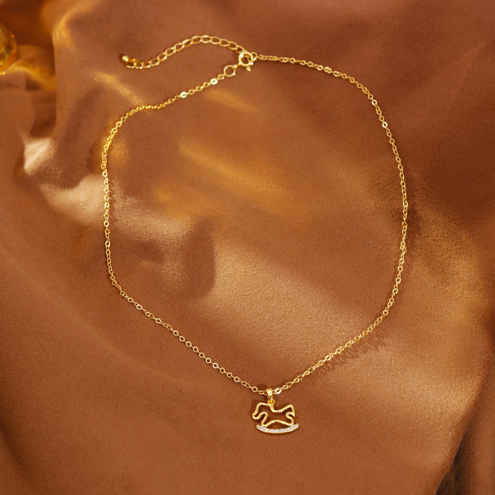 Elegant Rotating Horse Necklace With Ultra Mountain Zirconia Fashionable Design Dainty Holed Chain For Women Geometric Pattern
