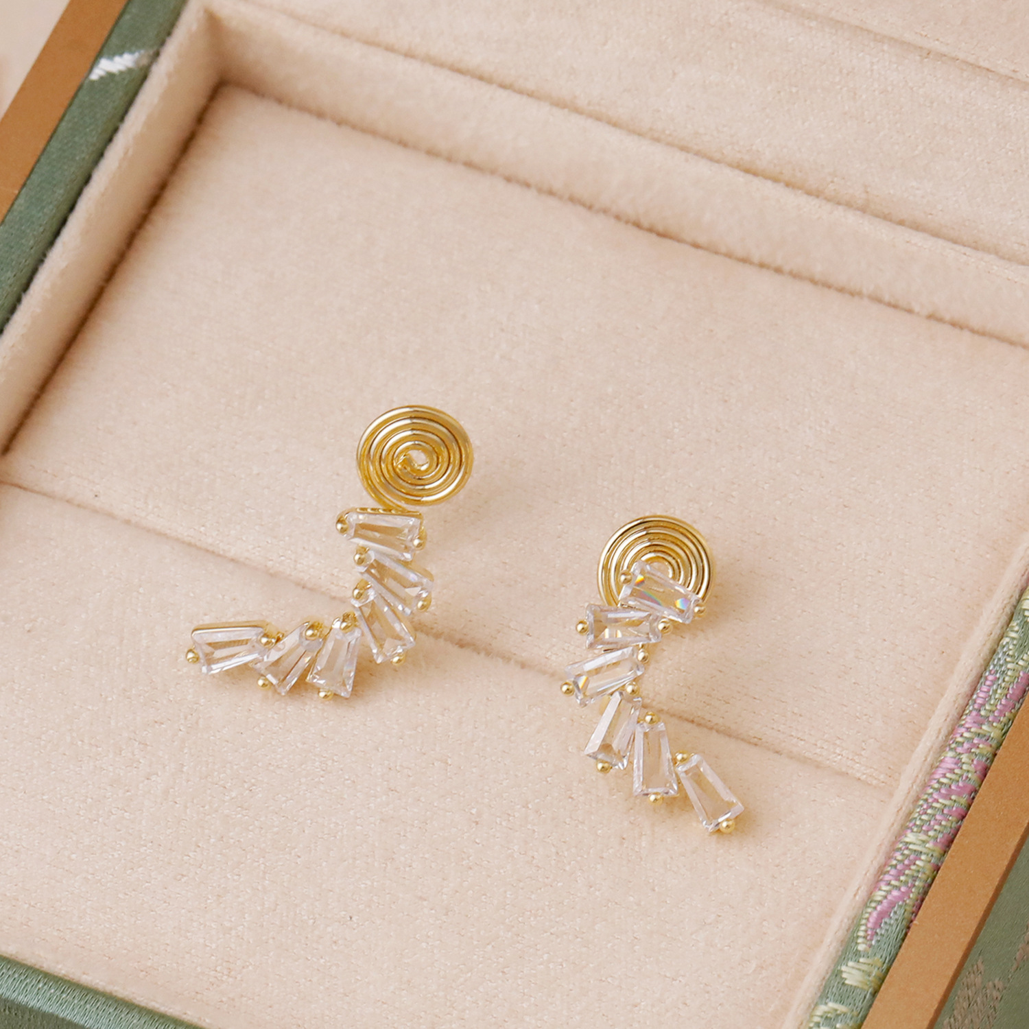 Fashionable Luxury Stone Ear Cuff No Piercing Mosquito Coil Tray Super Shiny High-End Feelings Women's Jewelry Earring