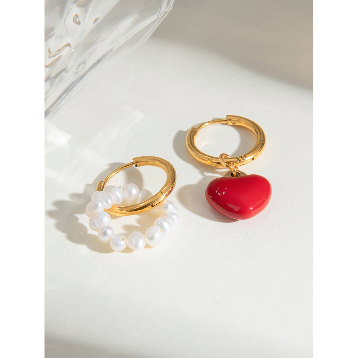 1 Pair Simple Style Classic Style Heart Shape Asymmetrical Enamel Pearl 304 Stainless Steel PVD Coated 18K Real Gold Plated Women's Red Charm Sleeper Hoop Earrings Drop Earrings