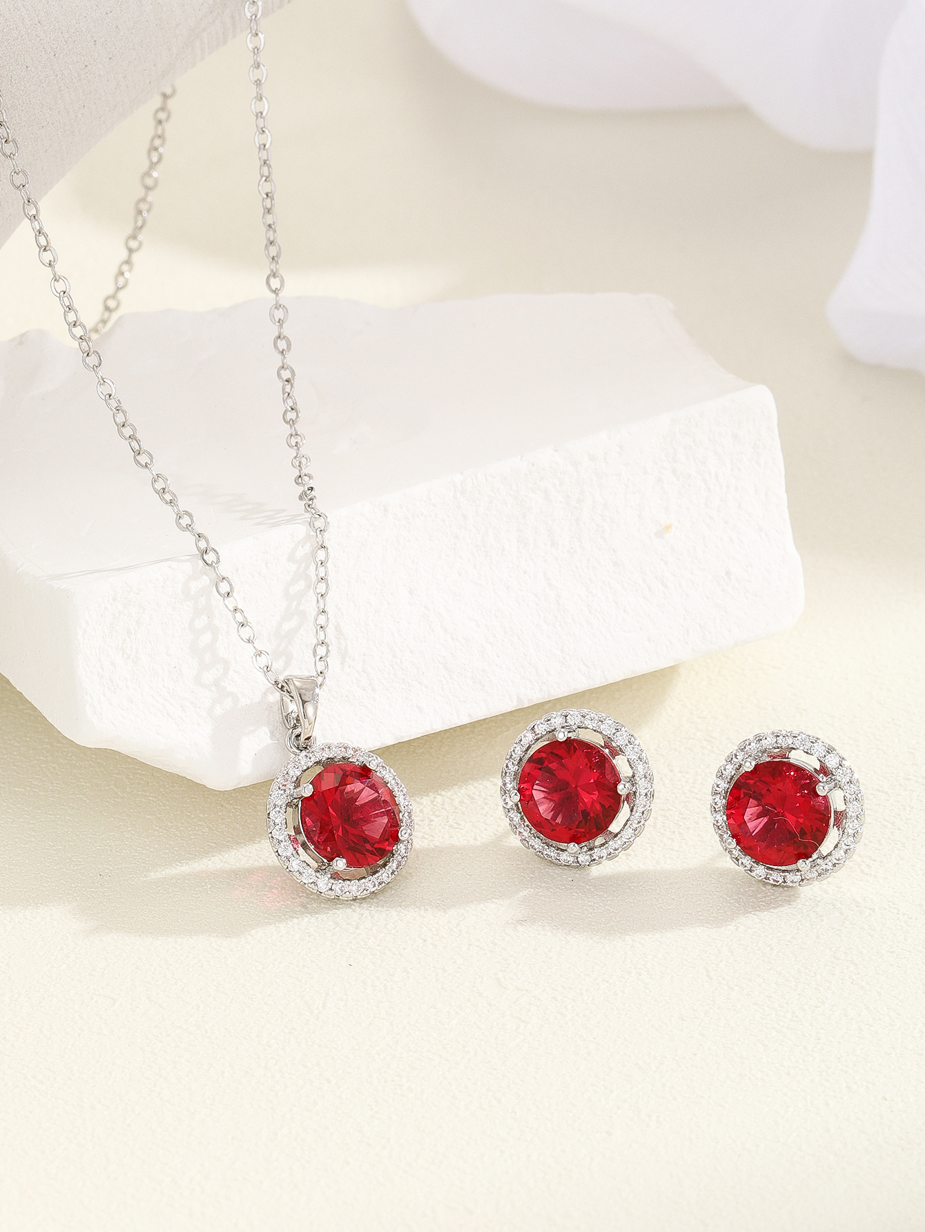 Elegant European Style Necklace Women's Super Shiny Zircon Fashionable Minimalist Design Luxury Jewelry Set