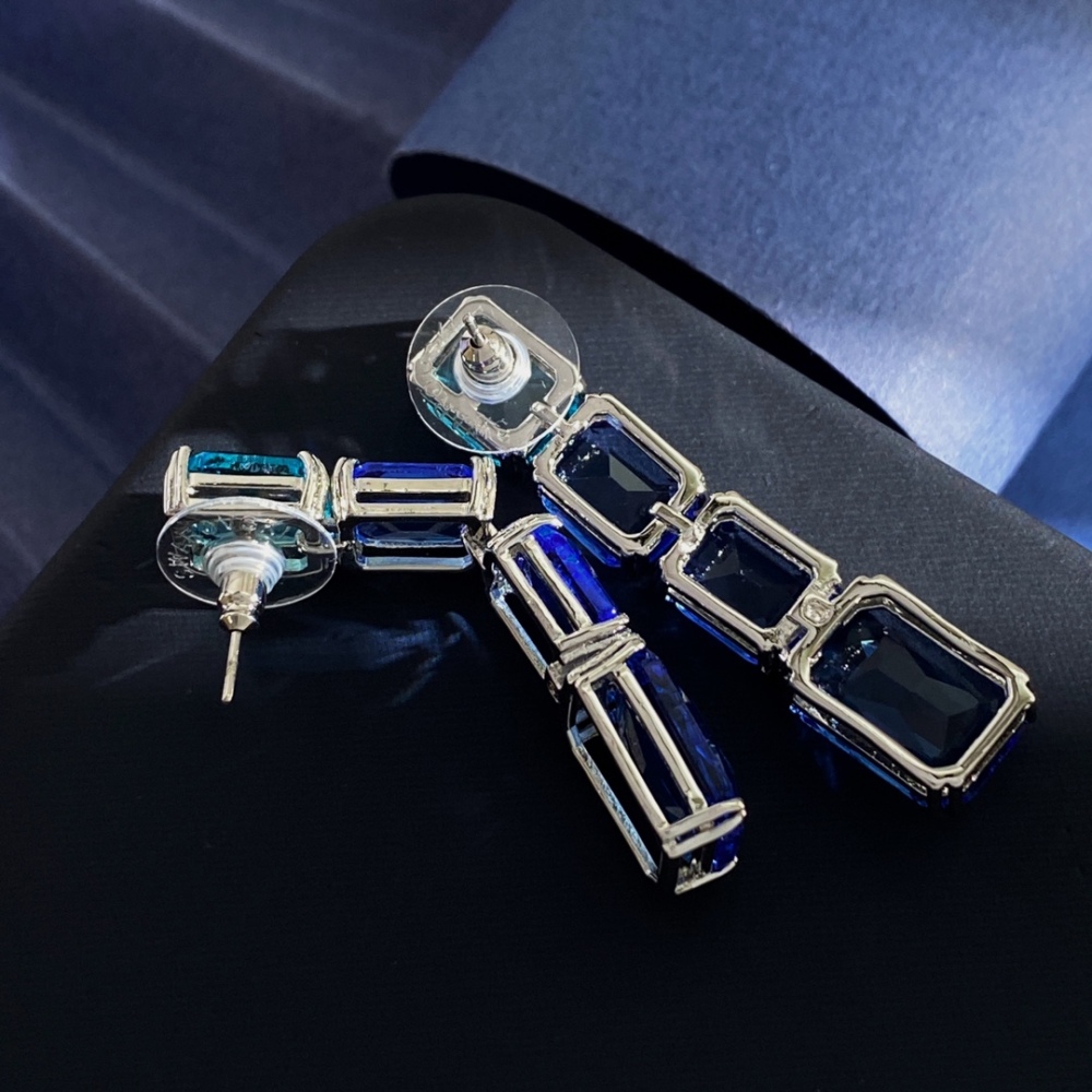 Elegant  Short Necklace With Zircon For Party Flashy And Fashionable Versatile Accessories Geometric Pattern Daily Wear Silver Ear Studs