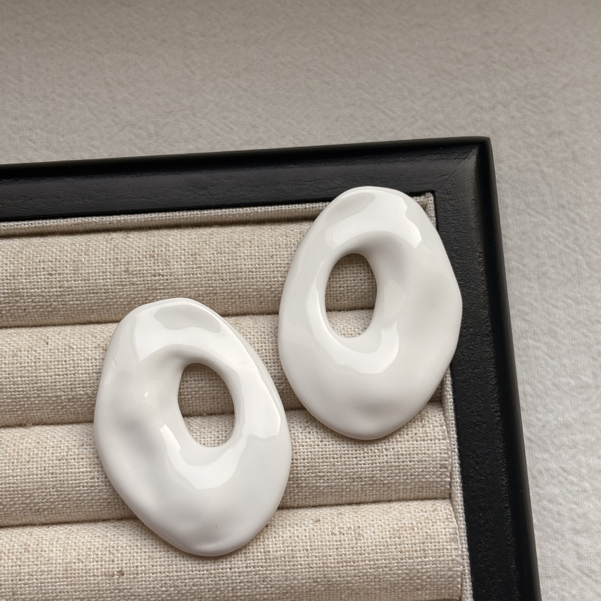 Elegant Simple Geometric White Earrings For Women Fashionable High-End Design Versatile Stylish Copper Jewelry Accessories