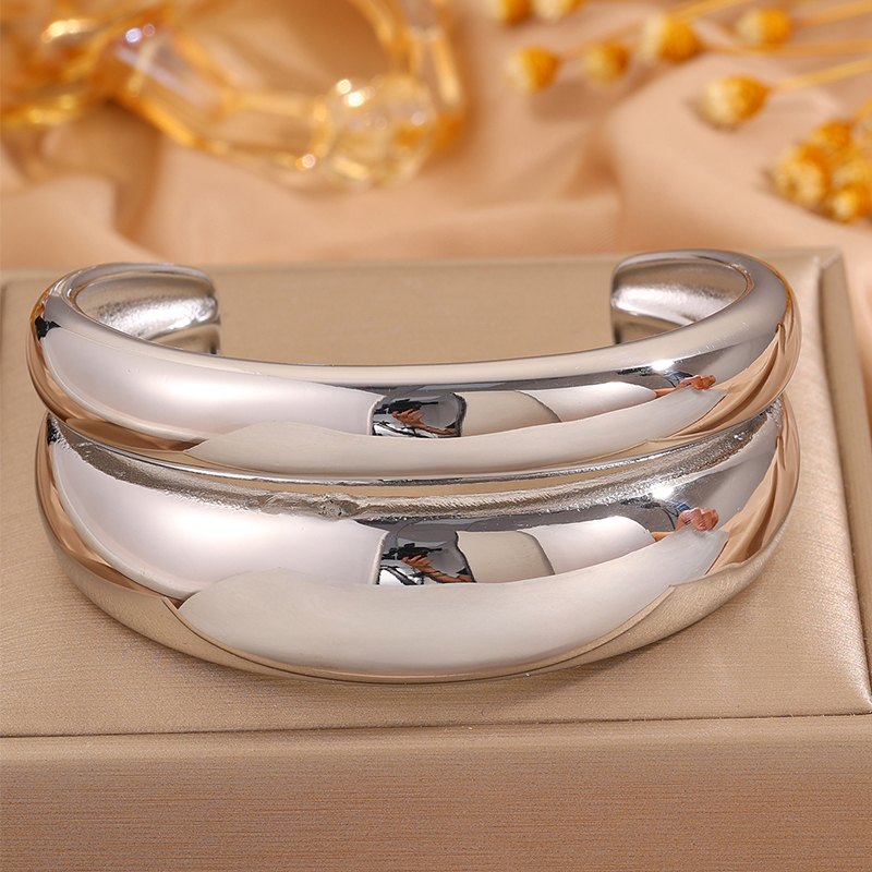 1pcs - Double Color Light Side Stacked Wide Bracelet Set!The Design Is Eye-catching And Classic, With A Metallic Smooth Texture And Gold-silver Contrasting Colors, Showcasing Ingenuity And Elegant Luxury Charm - Paired With Stainless Steel Material