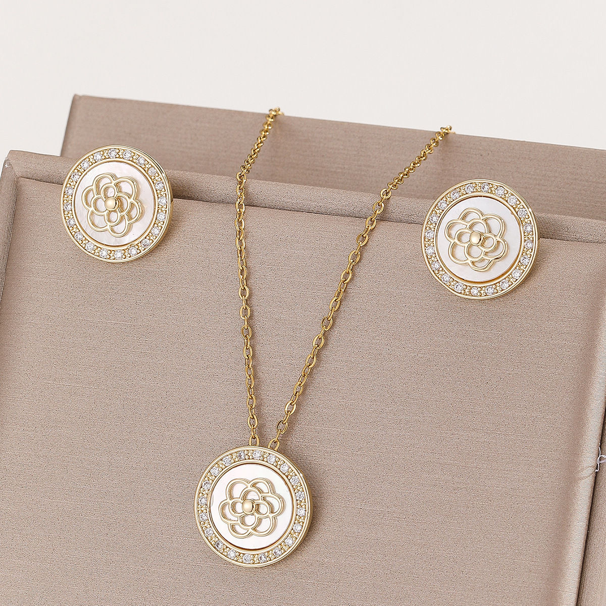 High Quality Lightweight Luxury Copper Micro-Paved Zircon Necklace Earring Shell Set For  Style Accessories