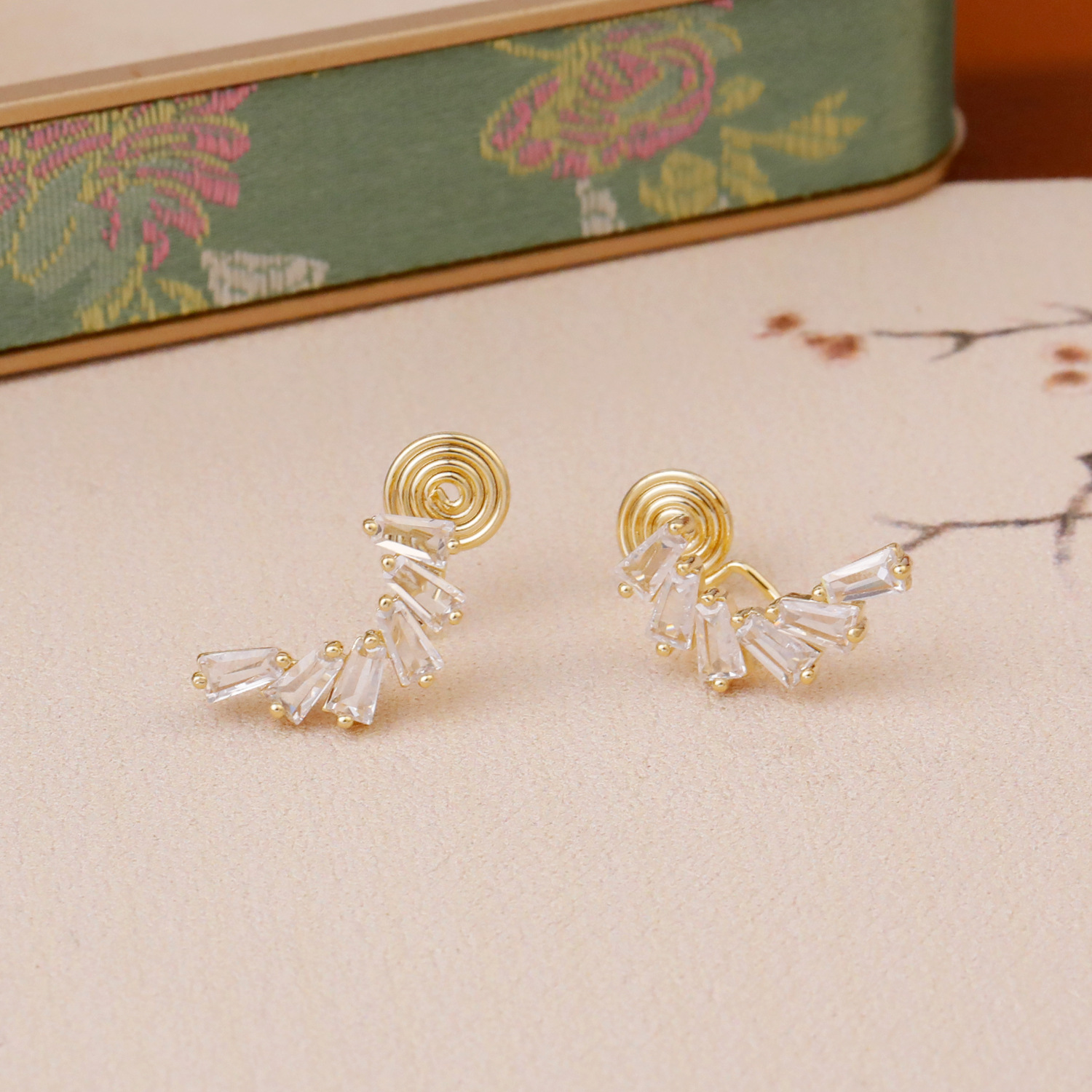 Fashionable Luxury Stone Ear Cuff No Piercing Mosquito Coil Tray Super Shiny High-End Feelings Women's Jewelry Earring