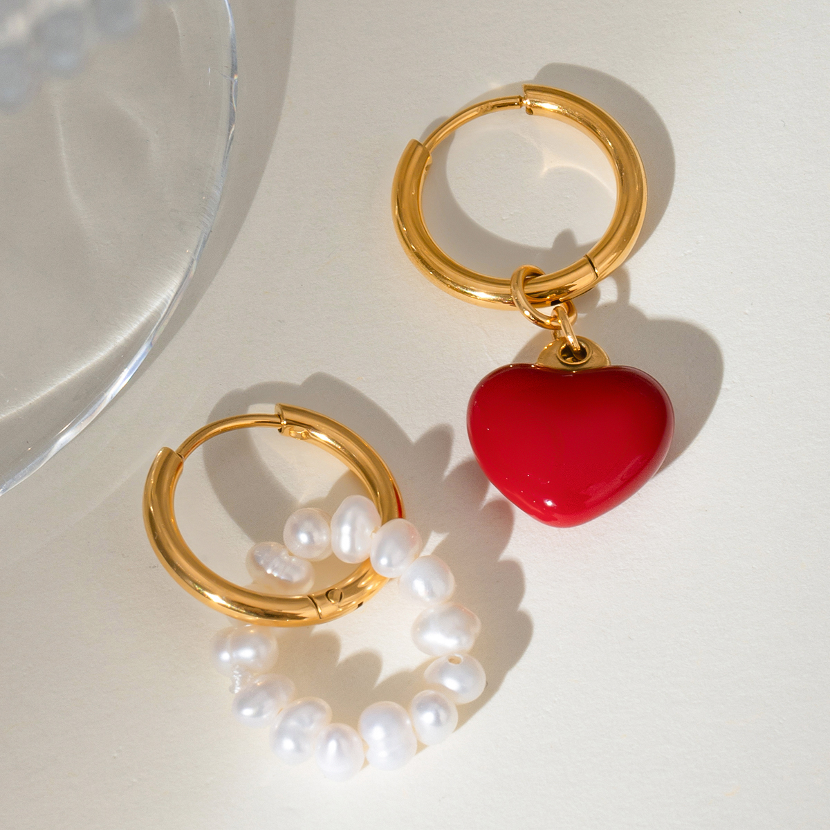 1 Pair Simple Style Classic Style Heart Shape Asymmetrical Enamel Pearl 304 Stainless Steel PVD Coated 18K Real Gold Plated Women's Red Charm Sleeper Hoop Earrings Drop Earrings