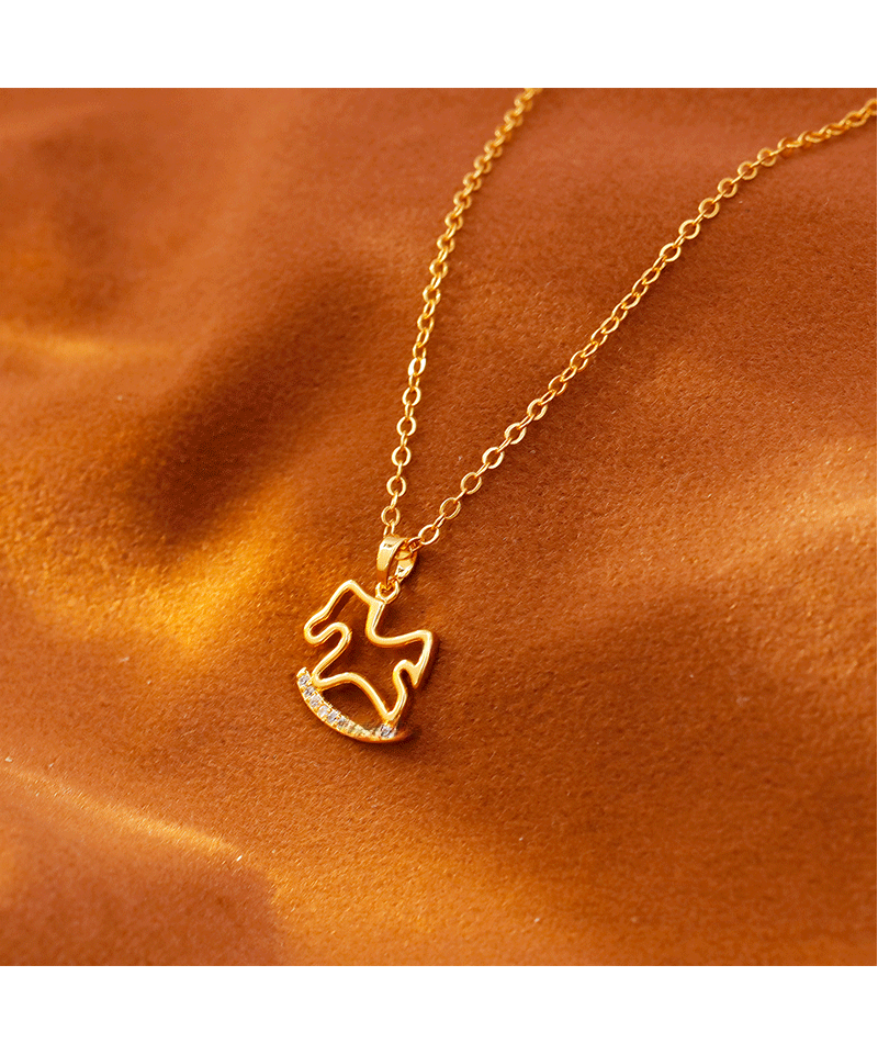 Elegant Rotating Horse Necklace With Ultra Mountain Zirconia Fashionable Design Dainty Holed Chain For Women Geometric Pattern