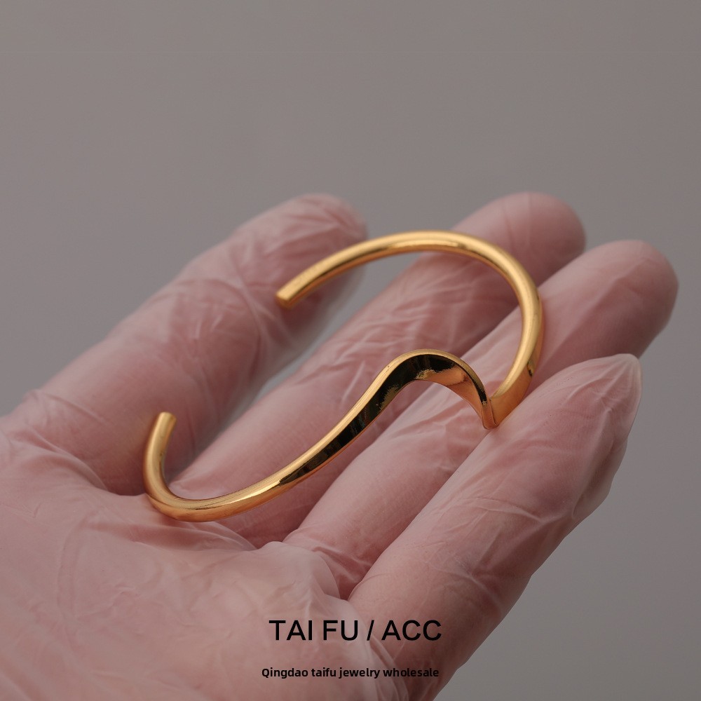 Elegant Minimalist Wave Curve Open Bracelet Women's Hand Highlighting Fashionable OL Style Gold Plated Copper Jewelry
