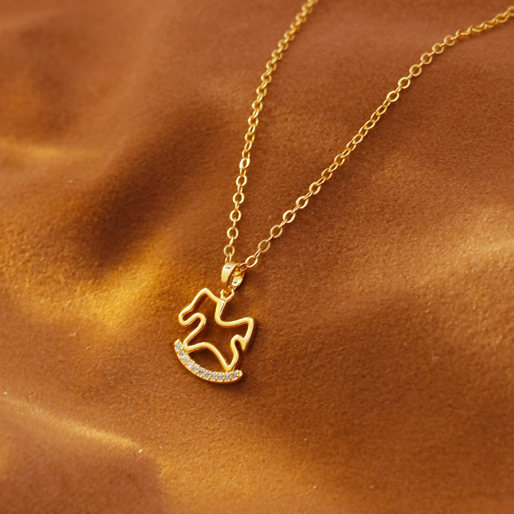 Elegant Rotating Horse Necklace With Ultra Mountain Zirconia Fashionable Design Dainty Holed Chain For Women Geometric Pattern