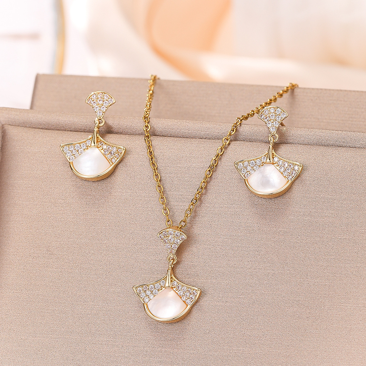 Fashionable Middle Eastern Style Shell Pendant Necklace And Earrings Set High Version Fan Shape Simple Atmosphere Copper Jewelry Accessories