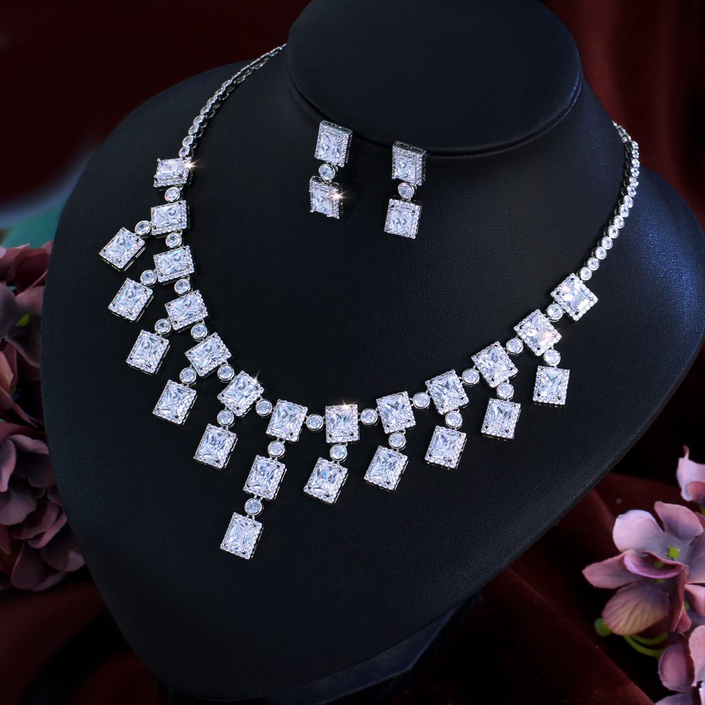 Women's Sparkling Geometric Two-Piece Jewelry Set - Diamond-Like Crystal Rhinestones Copper Bridal Party Dinner Earrings & Necklace