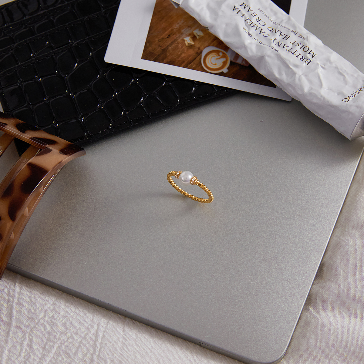 I0/Ladies' Style - Elegant And Graceful Style/18K Gold Stainless Steel + Glass Pearl + Rhinestone/With White Rhinestone Glass Pearl Braided Pattern Ring Size 7