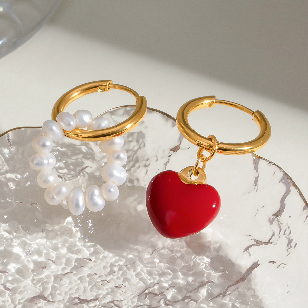 1 Pair Simple Style Classic Style Heart Shape Asymmetrical Enamel Pearl 304 Stainless Steel PVD Coated 18K Real Gold Plated Women's Red Charm Sleeper Hoop Earrings Drop Earrings