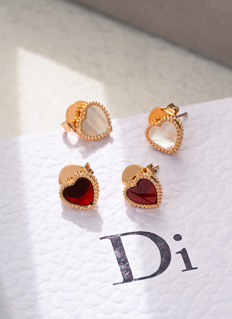 French Heart Shaped Earrings Women's Fashionable Elegant Small Precise Ear Jewelry High-End Sensation Light Luxury