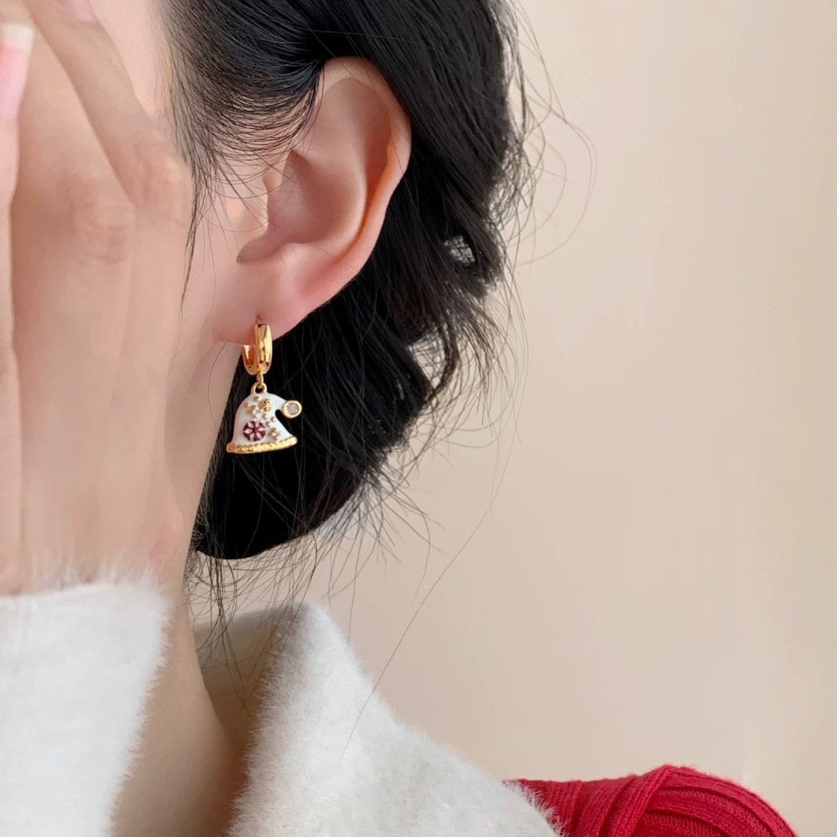 Asymmetric Christmas Hat Earrings Enamel Drip Color Collision Sweet Atmosphere Design New Autumn Winter Women's Jewelry