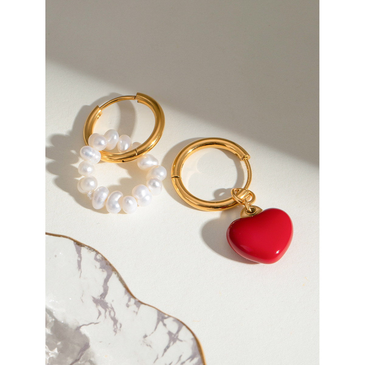 1 Pair Simple Style Classic Style Heart Shape Asymmetrical Enamel Pearl 304 Stainless Steel PVD Coated 18K Real Gold Plated Women's Red Charm Sleeper Hoop Earrings Drop Earrings