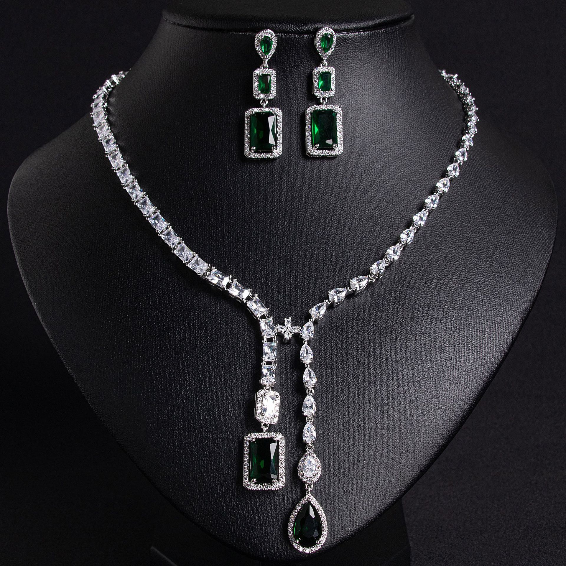 Luxurious Heavy-Work Design Waterdrop Square Jewelry Set For Women Elegant Diamond-Embedded Necklace Fashionable Geometric Pattern
