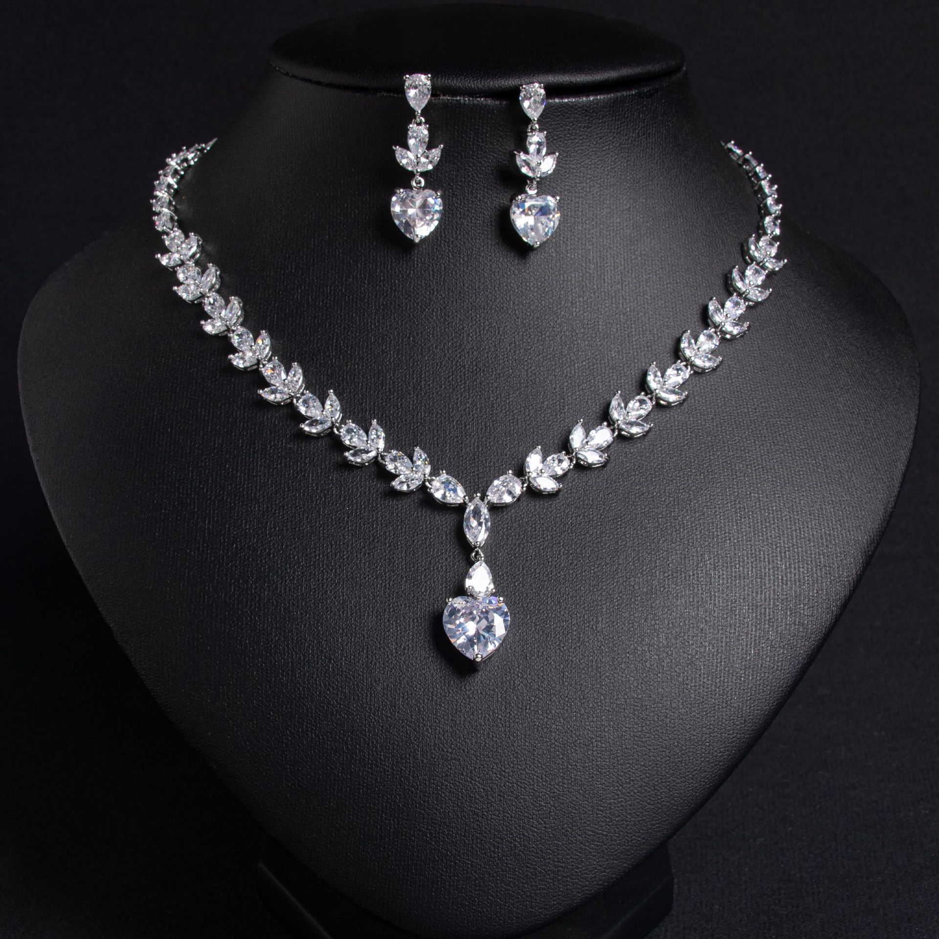 New Style Heart Shaped Zircon Jewelry Set Copper Plated White Gold Ladies Fashion Earrings And Necklace Luxury Craftsmanship