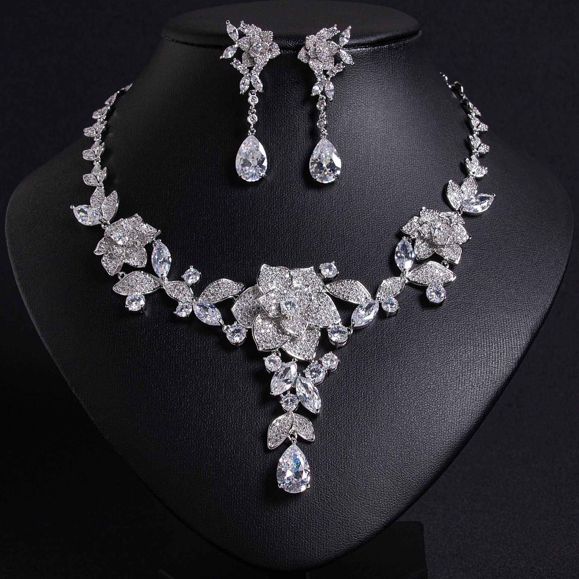 Retro Floral Zircon Jewelry Set Luxury Fashion Earrings Necklace Women's Light Luxury Style Copper And Zircon Material