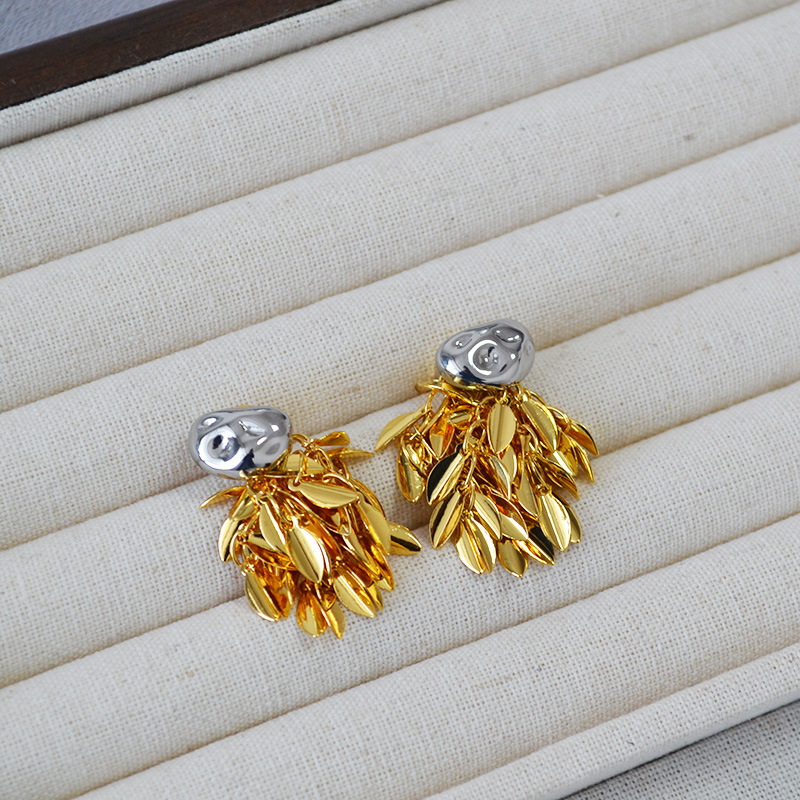 1 Pair Simple Style Classic Style Solid Color Tassel Plating Brass Ear Studs