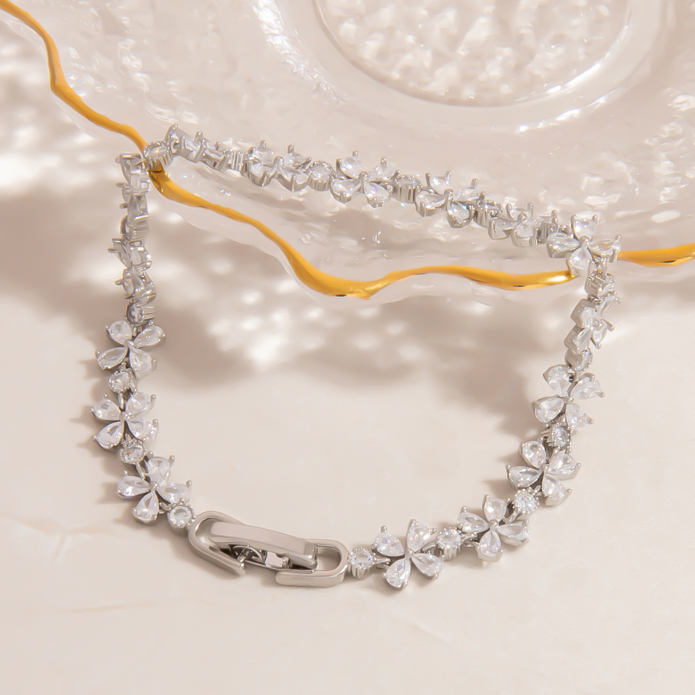 Summer New Style Hand Chain Embedded White Stone Four Leaf Grass Versatile Design Women's Jewelry Accessory Elegant Simple Classic