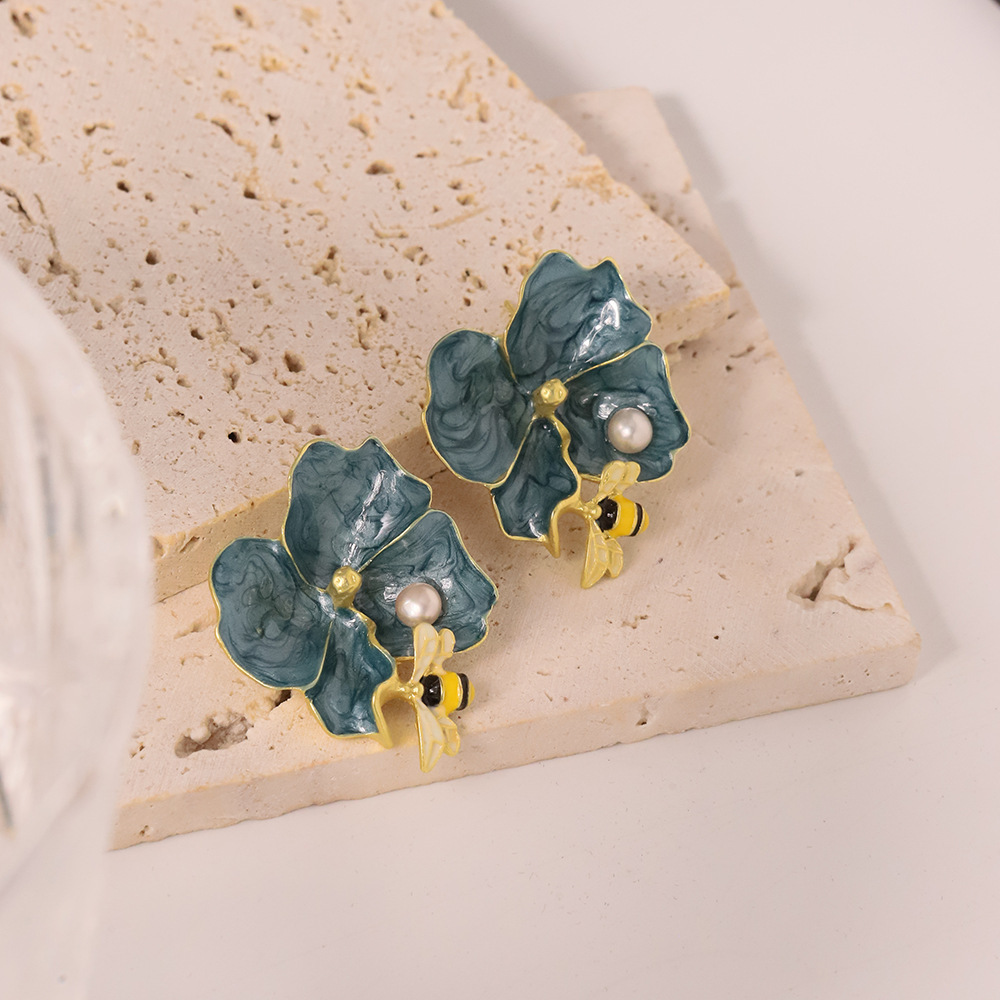 1 Pair Simple Style Classic Style Flower Inlay Freshwater Pearl Copper 18k Gold Plated Ear Studs