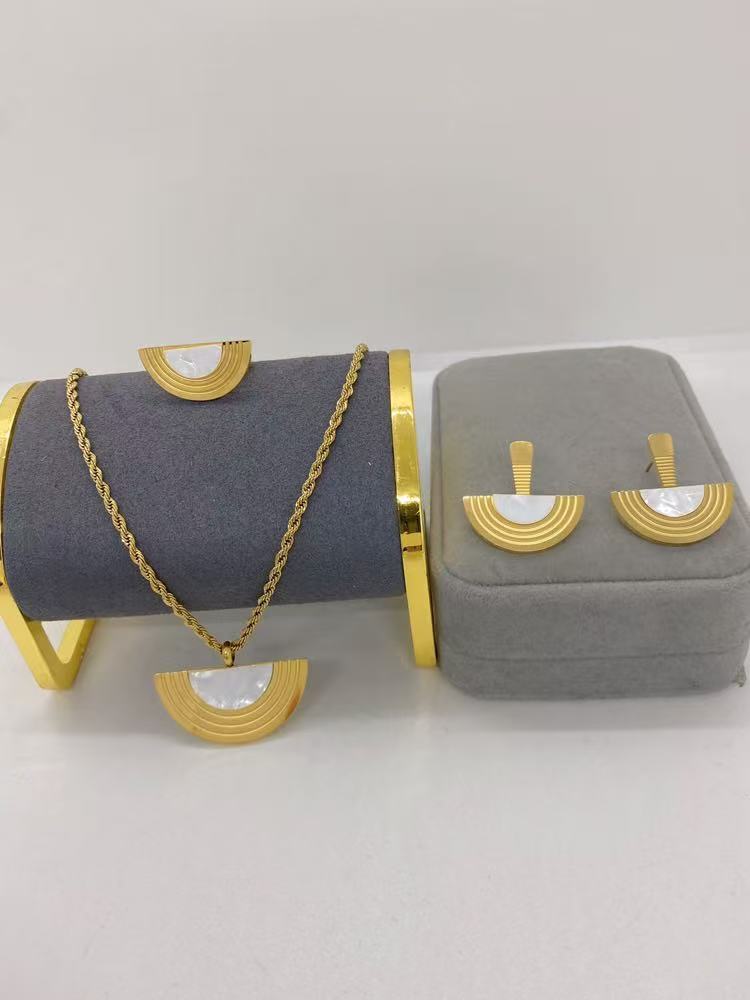 Women's 304 Stainless Steel Twisted Rope Chain Snake Chain Semicircle Round Jewelry Set Crystal Jewelry