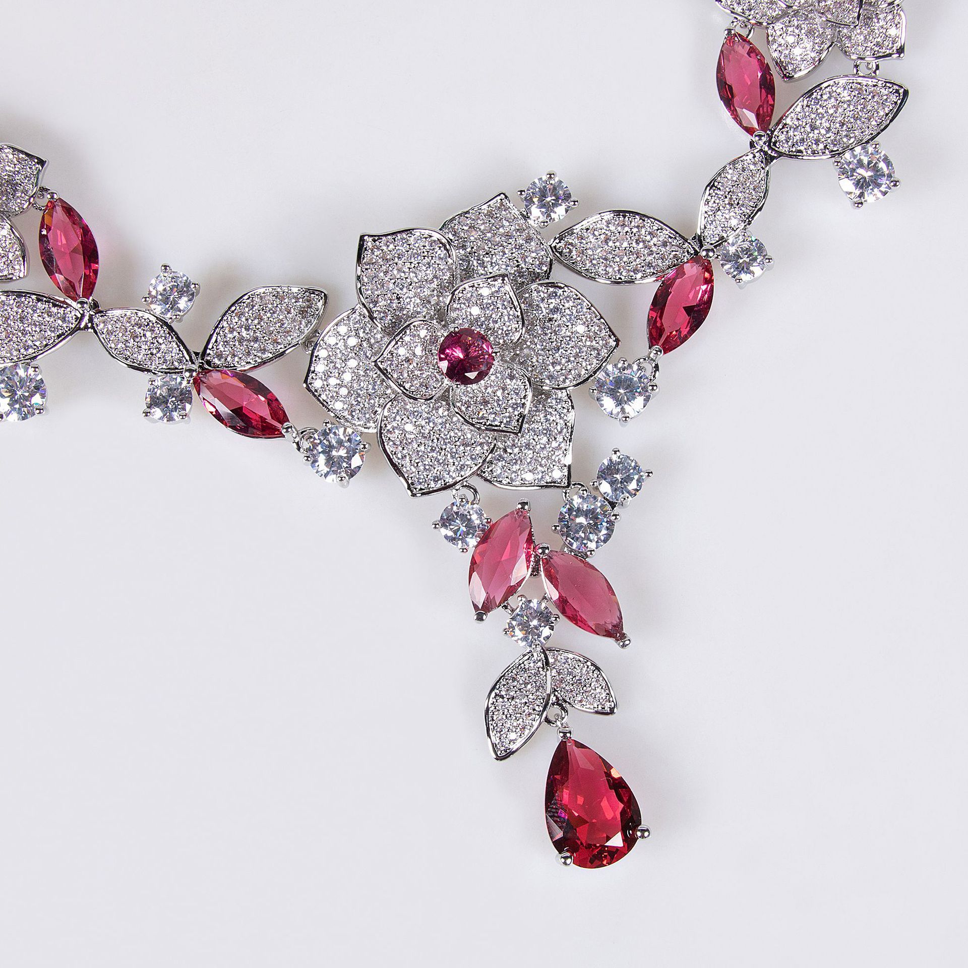 Retro Floral Zircon Jewelry Set Luxury Fashion Earrings Necklace Women's Light Luxury Style Copper And Zircon Material