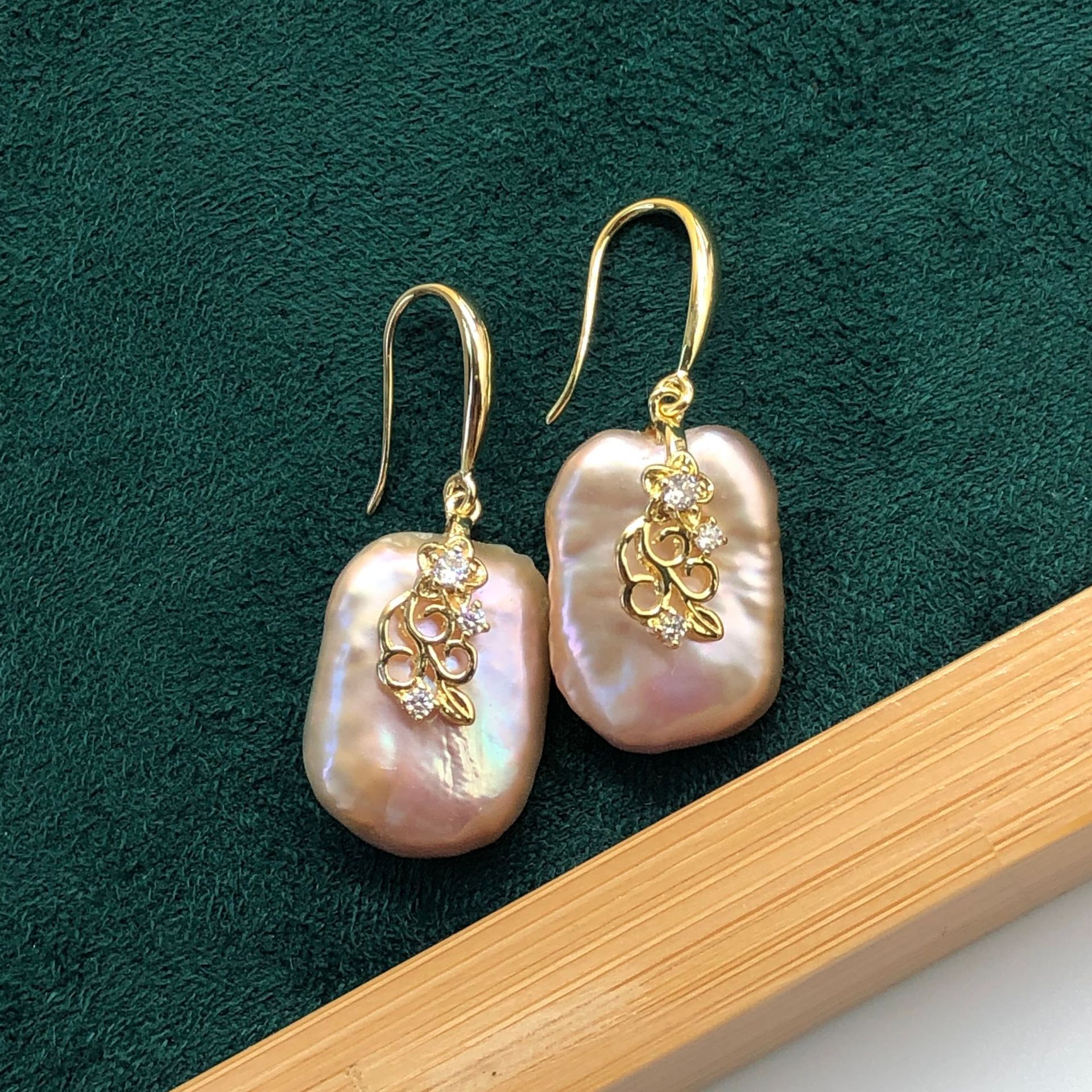 Natural Purple Baroque Pearl Flower-Embedded Copper Plated 18K Gold Earrings Fashionable OL Style Geometric Pattern Women's Jewelry