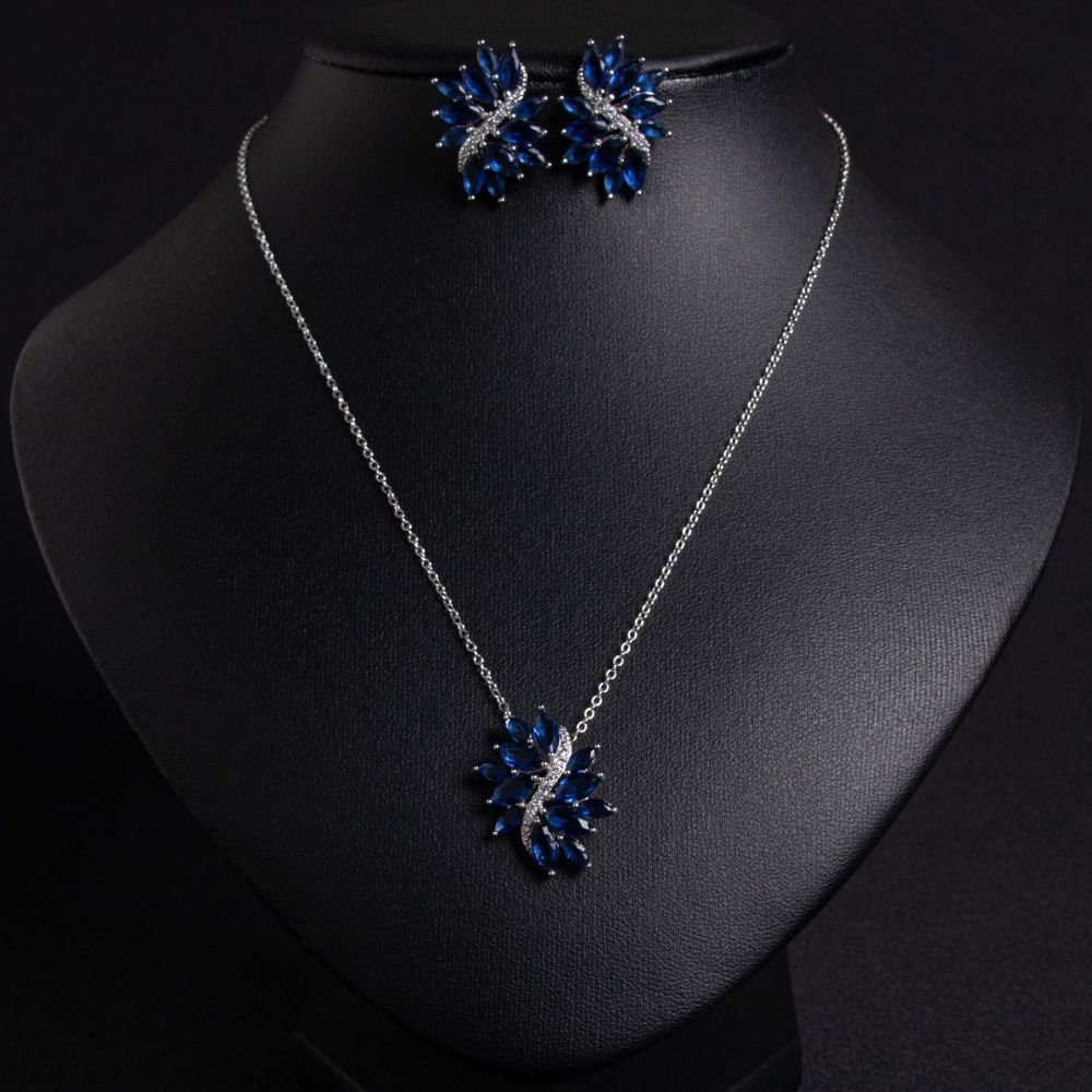 Zircon Flower Necklace Set For Brides Two-Piece Gold Jewelry Slimming Lockbone Chain Elegantly Crafted Plant Pattern Accessories