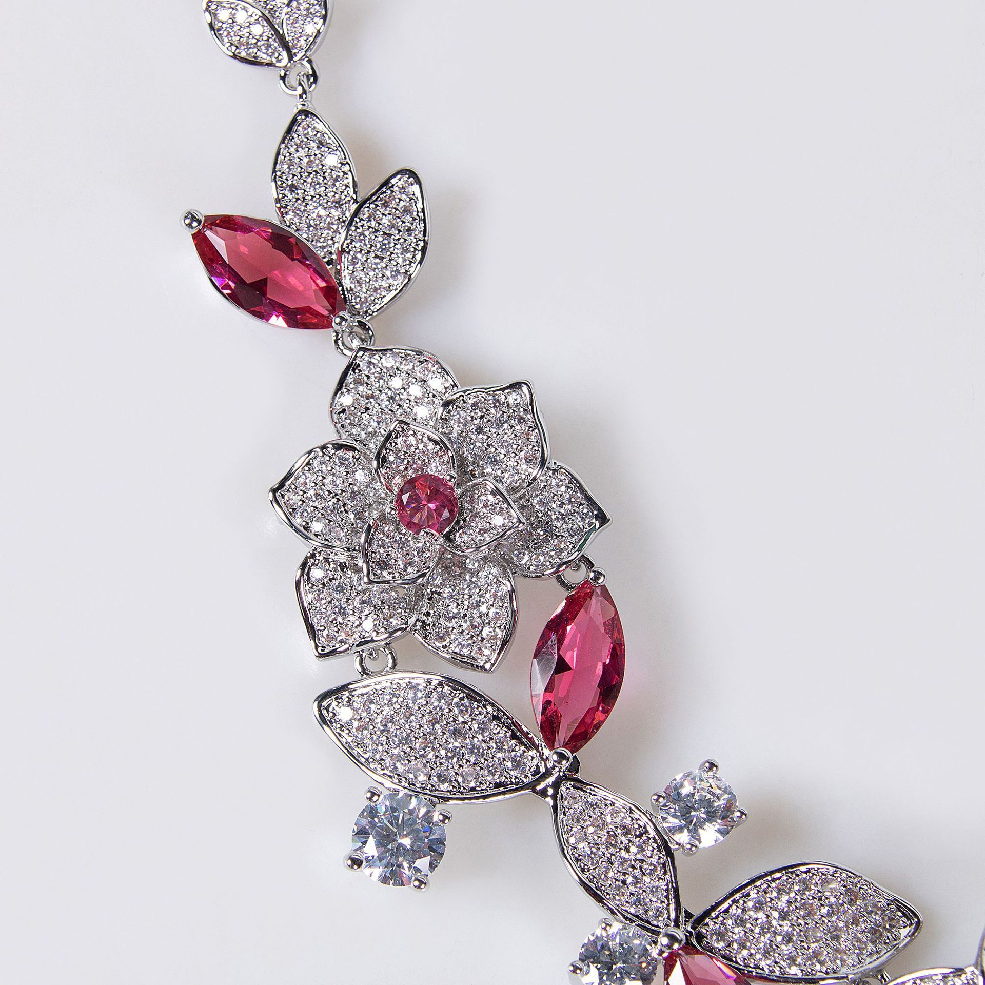 Retro Floral Zircon Jewelry Set Luxury Fashion Earrings Necklace Women's Light Luxury Style Copper And Zircon Material