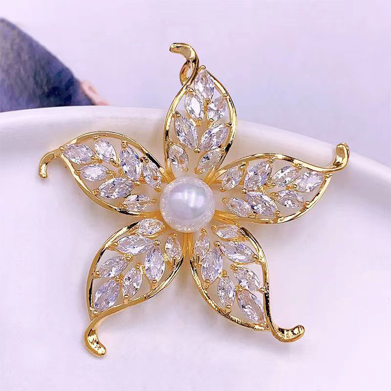 Elegant Luxurious Flower Brass Plating Inlay Pearl Zircon Women's Brooches 1 Piece