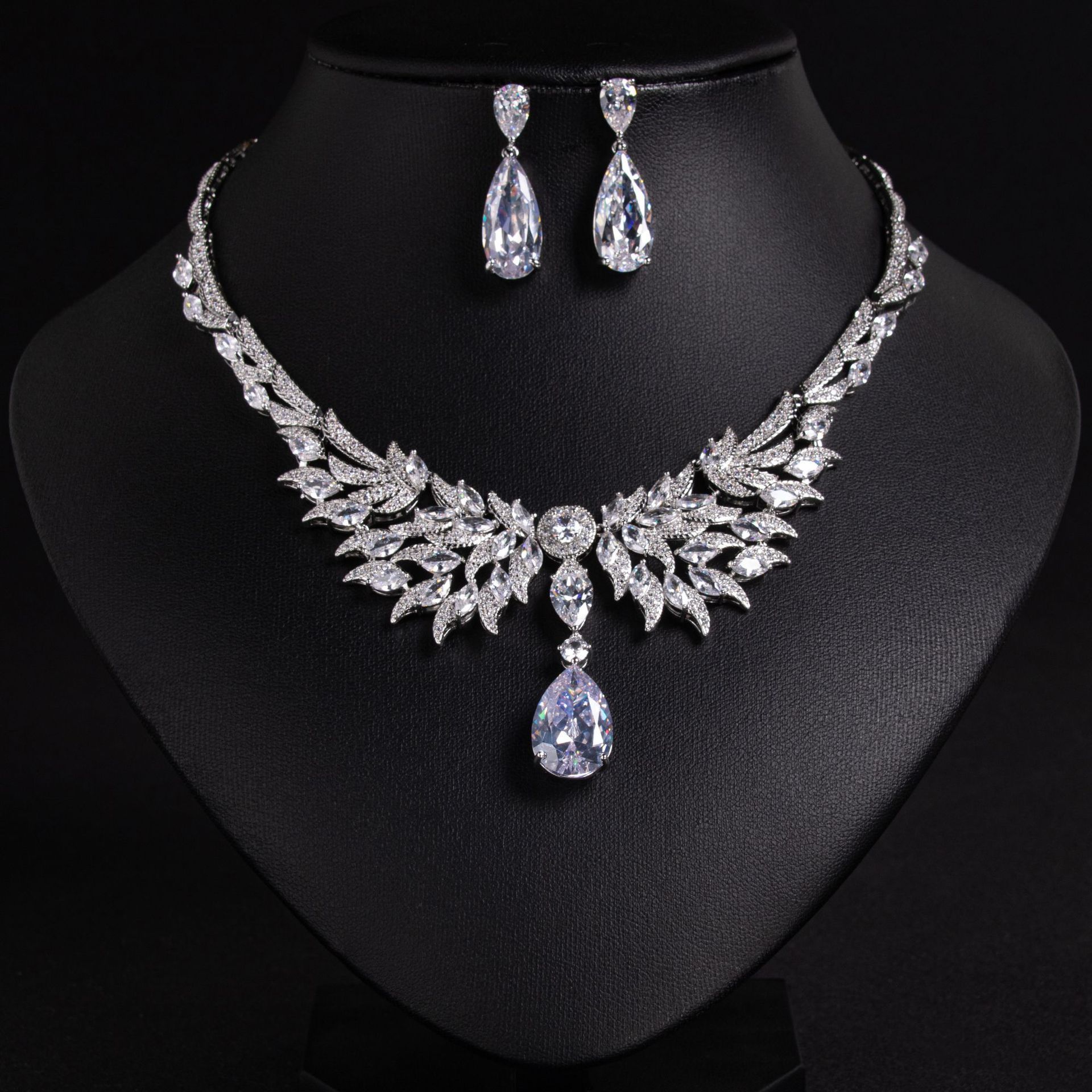 Simple Yet Glitzy Zircon Embedded Bridal Necklace And Earring Set Wedding Dress Accessories For Dinner Parties And Banquets