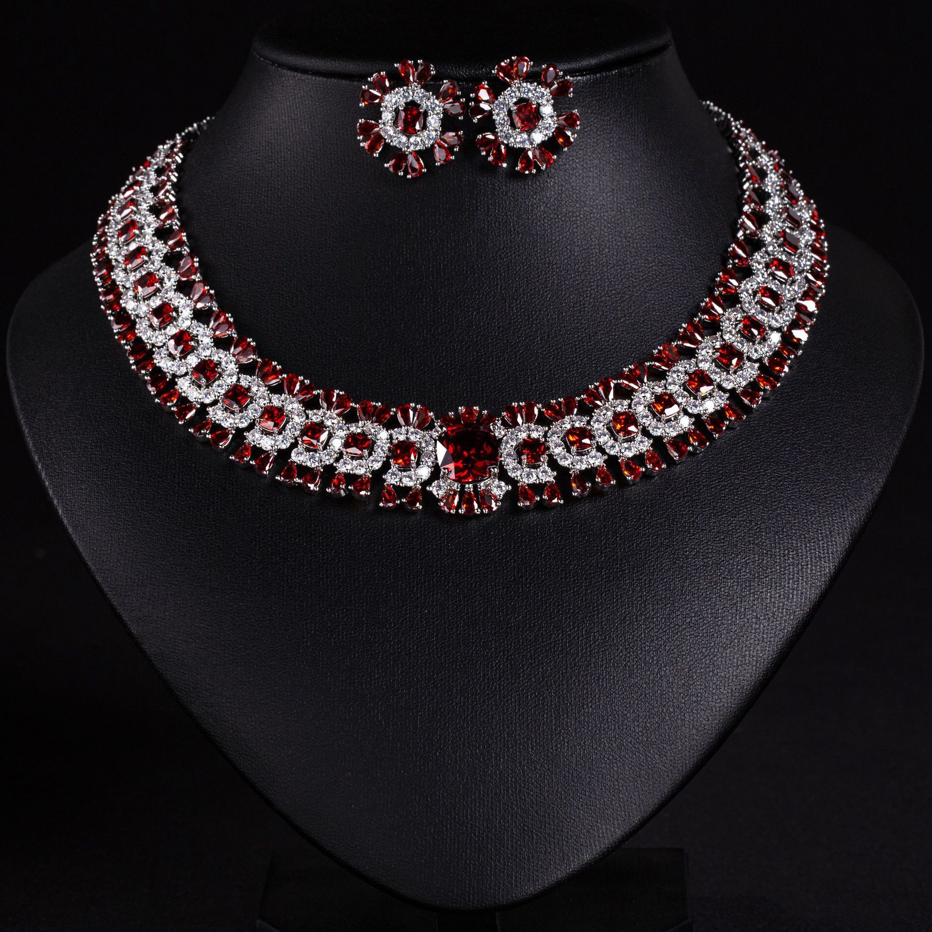 Luxurious Copper Inlaid Colorful Petal Necklace For Women Super Shiny Floral Pendant Clavicle Chain Bohemian Style Jewelry