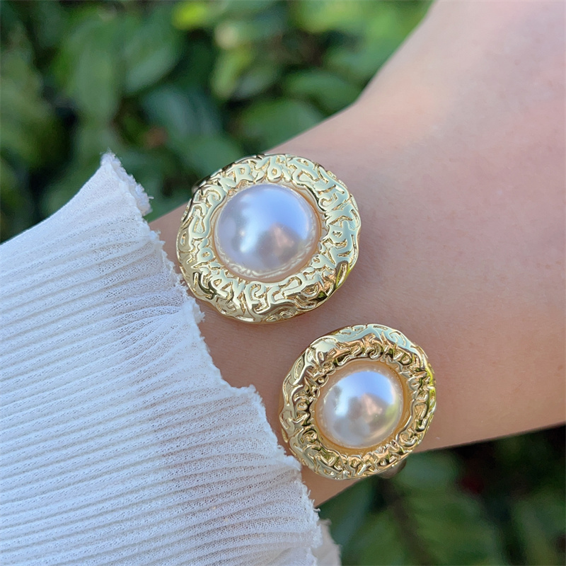 18K Gold Plated Copper Bangle New Style Artificial Pearl Fashionable Everyday Wear Valentine's Day Gift Classic Floral Butterfly Design